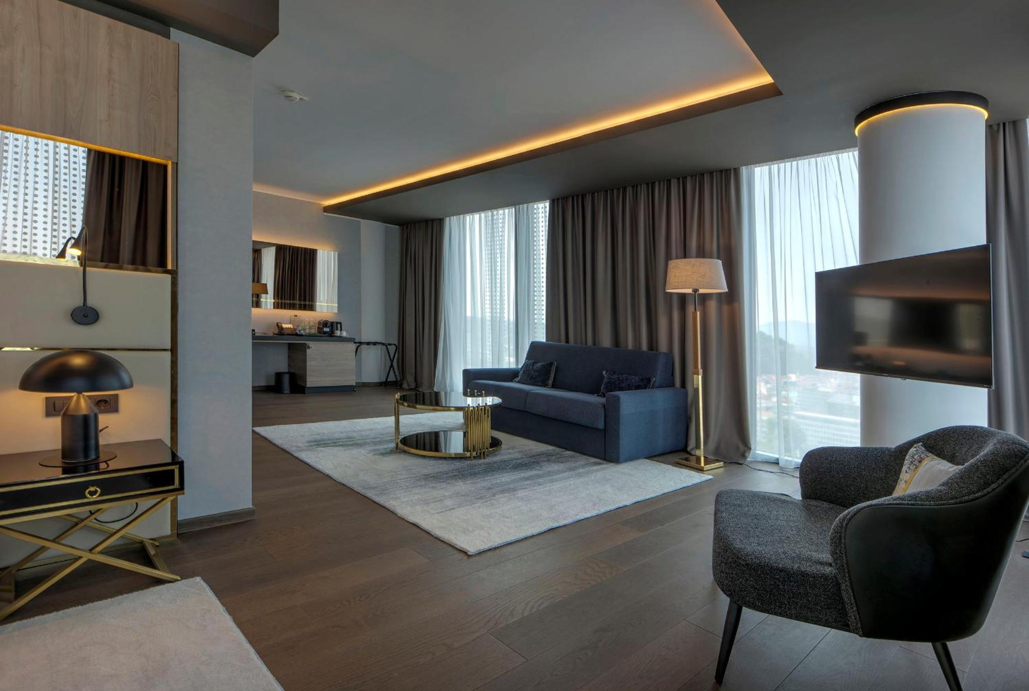 Grand Plaza & Congress Center Hotel